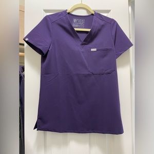 Figs one pocket top XS in purple